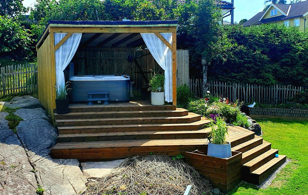 Indbygget pergola med amfiteaterterrasse Indbygget pergola med amfiteaterterrasse